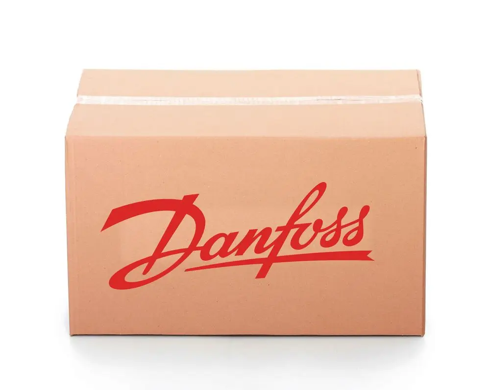 Brauner Karton mit rotem Danfoss-Logo auf der Vorderseite, verpackt für den Versand, ohne erkennbare Produktdetails oder Maße.